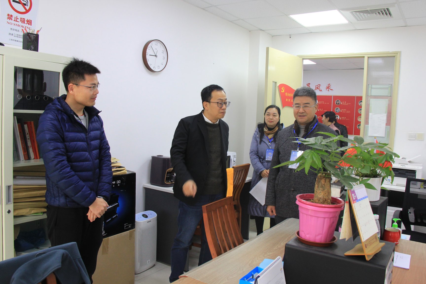 陈剑峰到行政楼慰问在岗工作人员